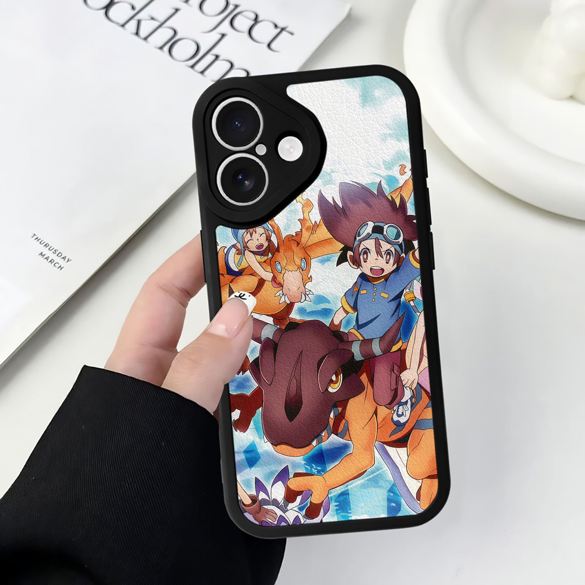 （画像用） Digimon デジタルモンスター/デジモン 【iPhone 16シリーズ対応】シリコンスマホケース（レザー調） 材質：シリコン
